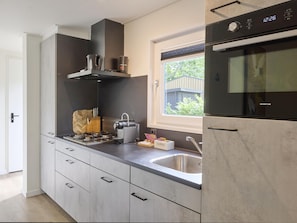 Geladeira, micro-ondas, cooktop, lava-louças