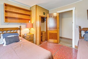 4 bedrooms, desk, iron/ironing board, Internet