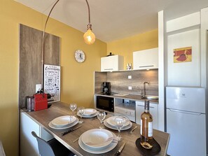 Refrigerador, lavavajillas y utensilios de cocina 