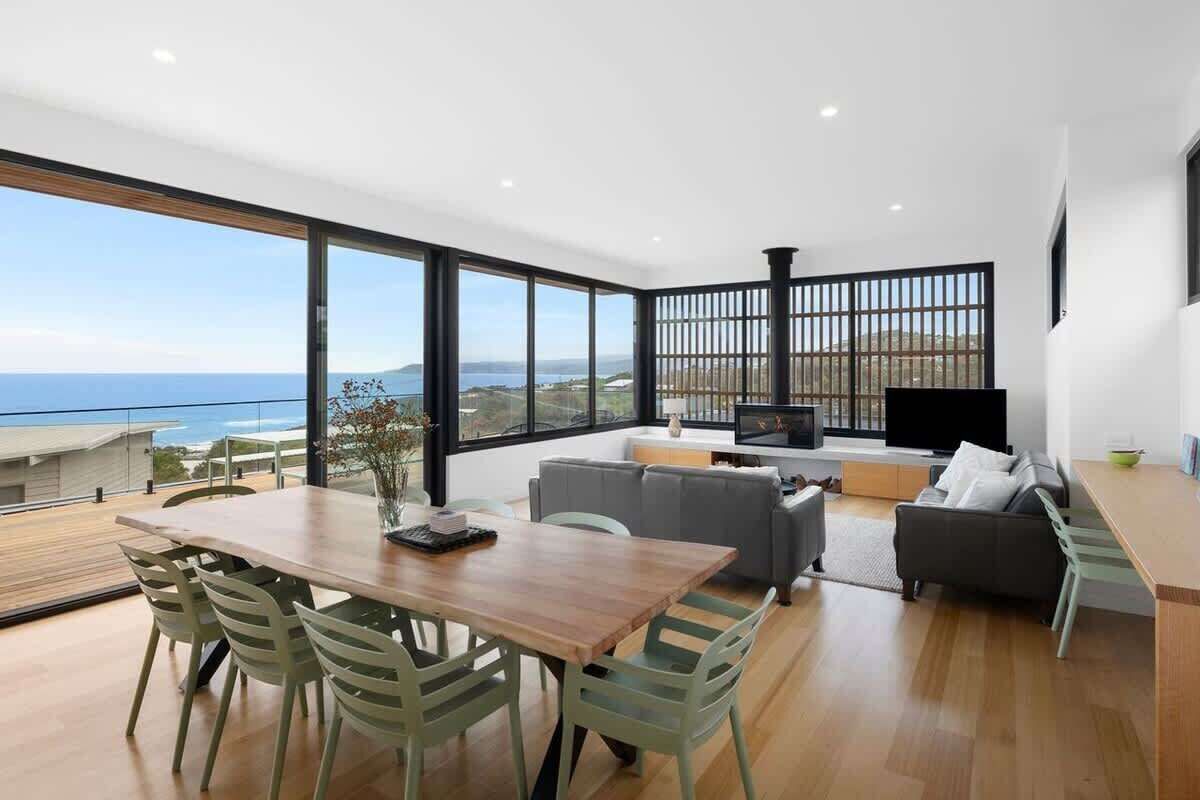 Televisie en een open haard