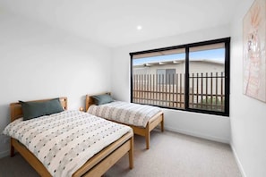 4 bedrooms, iron/ironing board, WiFi, bed sheets