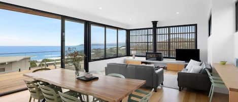 Een televisie en een open haard