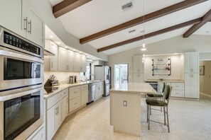 Fridge, microwave, stovetop, dishwasher