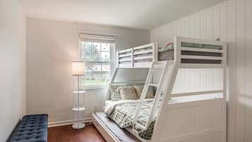 3 bedrooms, desk, iron/ironing board, Internet