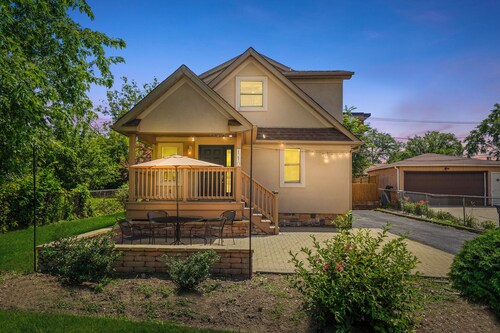 NEW Luxuriously Detailed 4 Bedroom/2Ba Home Minutes Away From Attractions&Ohare