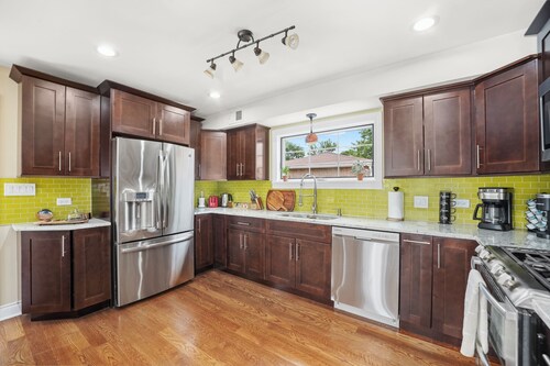 NEW Luxuriously Detailed 4 Bedroom/2Ba Home Minutes Away From Attractions&Ohare