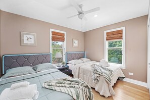 4 habitaciones, escritorio y tabla de planchar con plancha