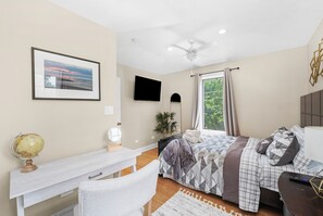 4 habitaciones, escritorio y tabla de planchar con plancha 
