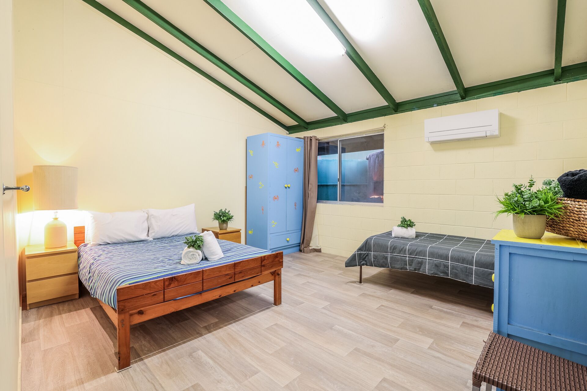 2 habitaciones, tabla de planchar con plancha y ropa de cama 