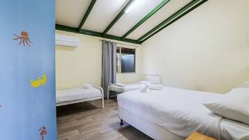 Iron/ironing board, bed sheets