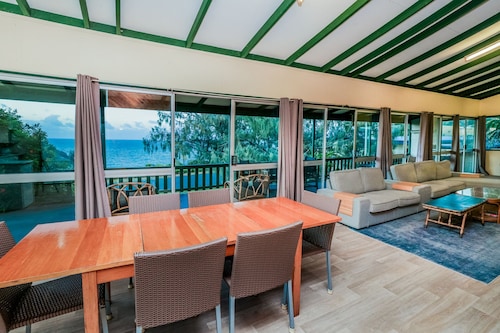 Endeavour: Rustic Two-Bedroom Home With Stunning Ocean & 1770 Headland Views