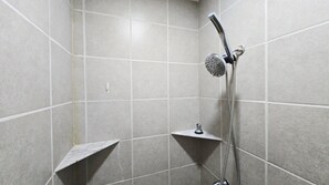 Dusche, umweltfreundliche Kosmetikartikel, Haartrockner, Handtücher