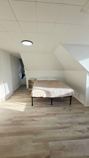 2 habitaciones, tabla de planchar con plancha, wifi y ropa de cama 