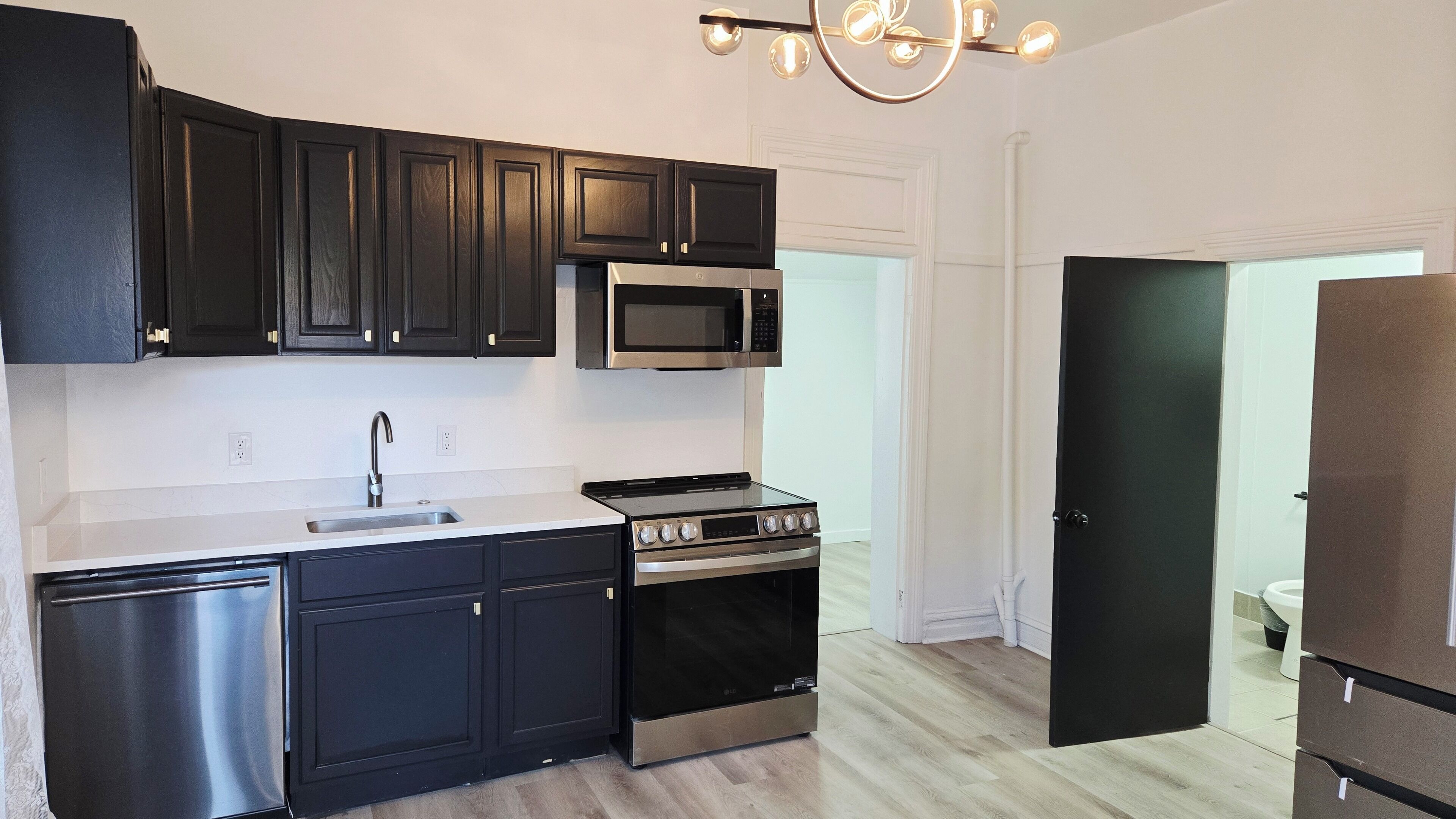 Microondas, horno, parrilla de estufa y lavavajillas 