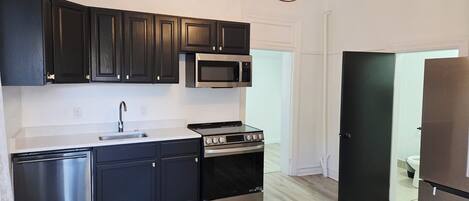 Microondas, horno, parrilla de estufa y lavavajillas