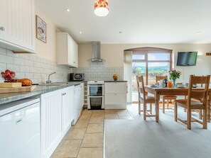 Lava-louças, cadeirão de bebê