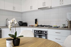 Fridge, microwave, oven, stovetop - 2-Bed Rosebud Apartment with BBQ & Garden (Rosebud)