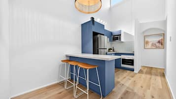 Coffee/tea maker, fridge, microwave, oven