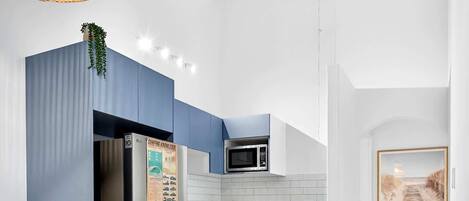 Køleskab, mikrobølgeovn, ovn, kogeplade