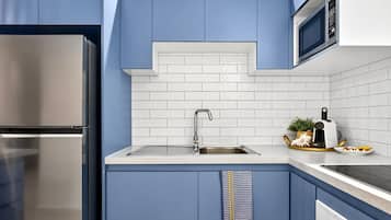Coffee/tea maker, fridge, microwave, oven