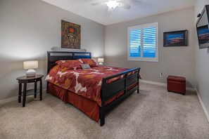 3 habitaciones, escritorio y tabla de planchar con plancha 