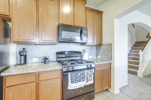 Fridge, microwave, stovetop, dishwasher