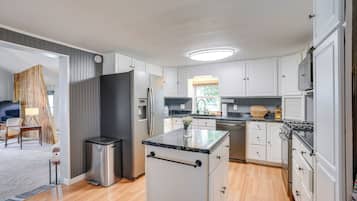 Fridge, microwave, stovetop, dishwasher
