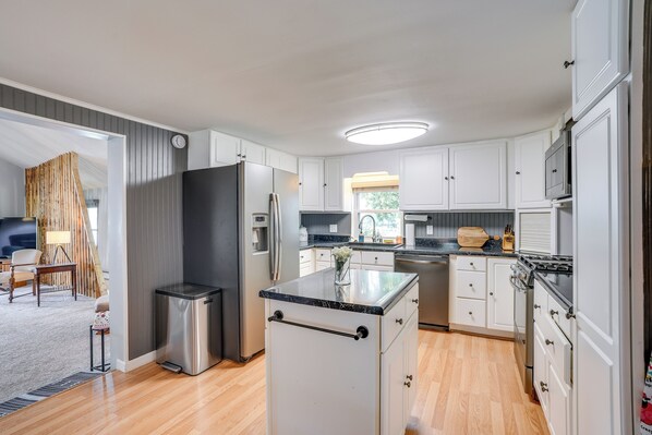 Fridge, microwave, stovetop, dishwasher
