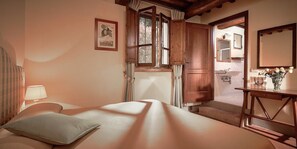 4 室のベッドルーム、WiFi (無料)、ベッドシーツ