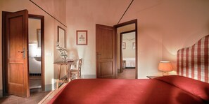 4 室のベッドルーム、WiFi (無料)、ベッドシーツ