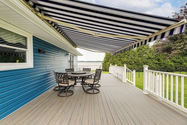 Outdoor dining - Getaway on 1/2 Acre w/ Deck in Georgetown (Georgetown)
