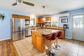 Fridge, microwave, stovetop, dishwasher - Getaway on 1/2 Acre w/ Deck in Georgetown (Georgetown)