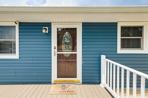 Exterior detail - Getaway on 1/2 Acre w/ Deck in Georgetown (Georgetown)