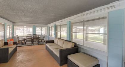 Suwannee River Retreat: Dock & Screened Porch!