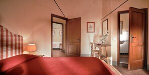 4 bedrooms, desk, free WiFi, bed sheets