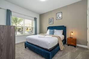 4 bedrooms, iron/ironing board, WiFi, bed sheets - Cozy Townhouse 4Bd Near Disney| Private Pool & BBQ (Davenport)