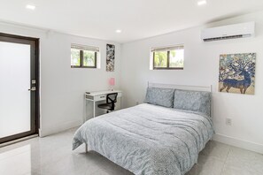 5 bedrooms, desk, iron/ironing board, internet