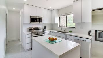 Fridge, microwave, stovetop, dishwasher