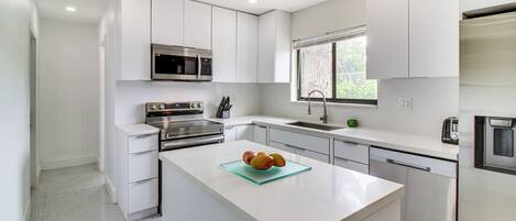 Fridge, microwave, stovetop, dishwasher