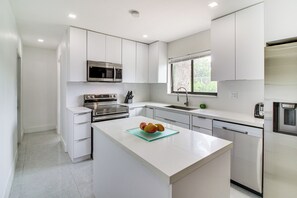 Fridge, microwave, stovetop, dishwasher