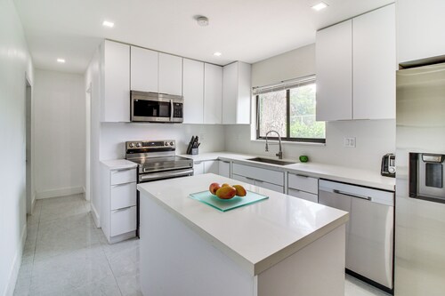 5 Mi to Beach: Group Getaway w/ Yard in Miami