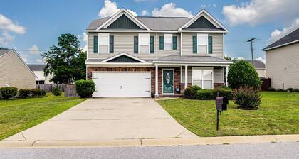 3 Mi to Village at Sandhill: Family Home w/ Yard!