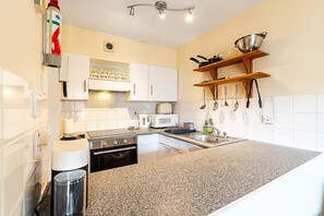 Réfrigérateur, four à micro-ondes, un four, cafetière-théière