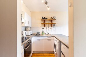 Geladeira, micro-ondas, fogão, cafeteira/chaleira