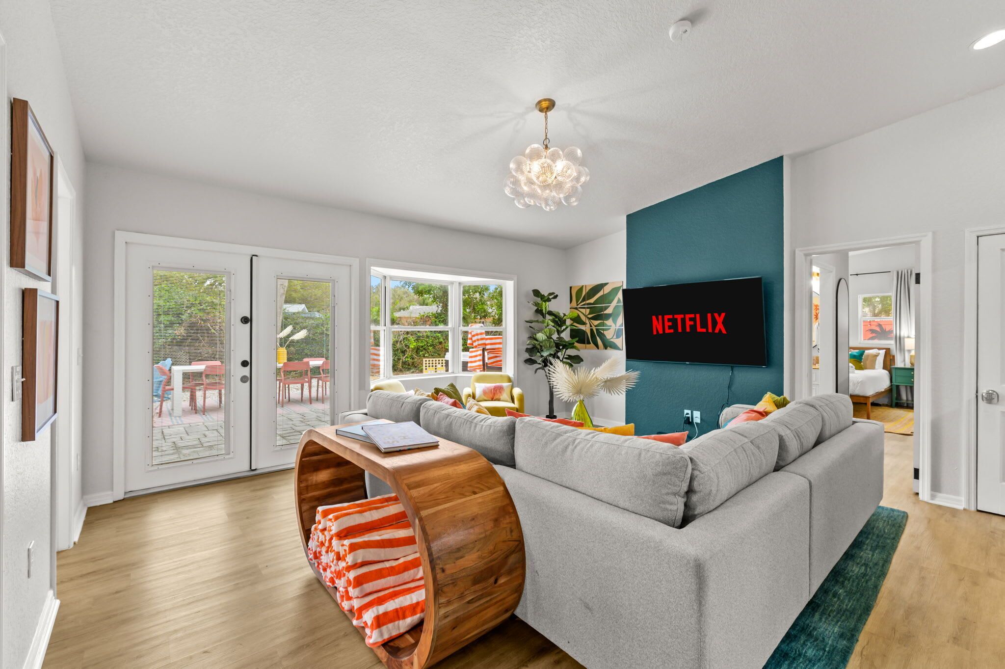 Een televisie, boeken en een kantoor