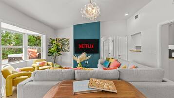 Télévision, livres, espaces bureaux