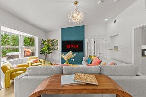 Televisión, libros, oficina