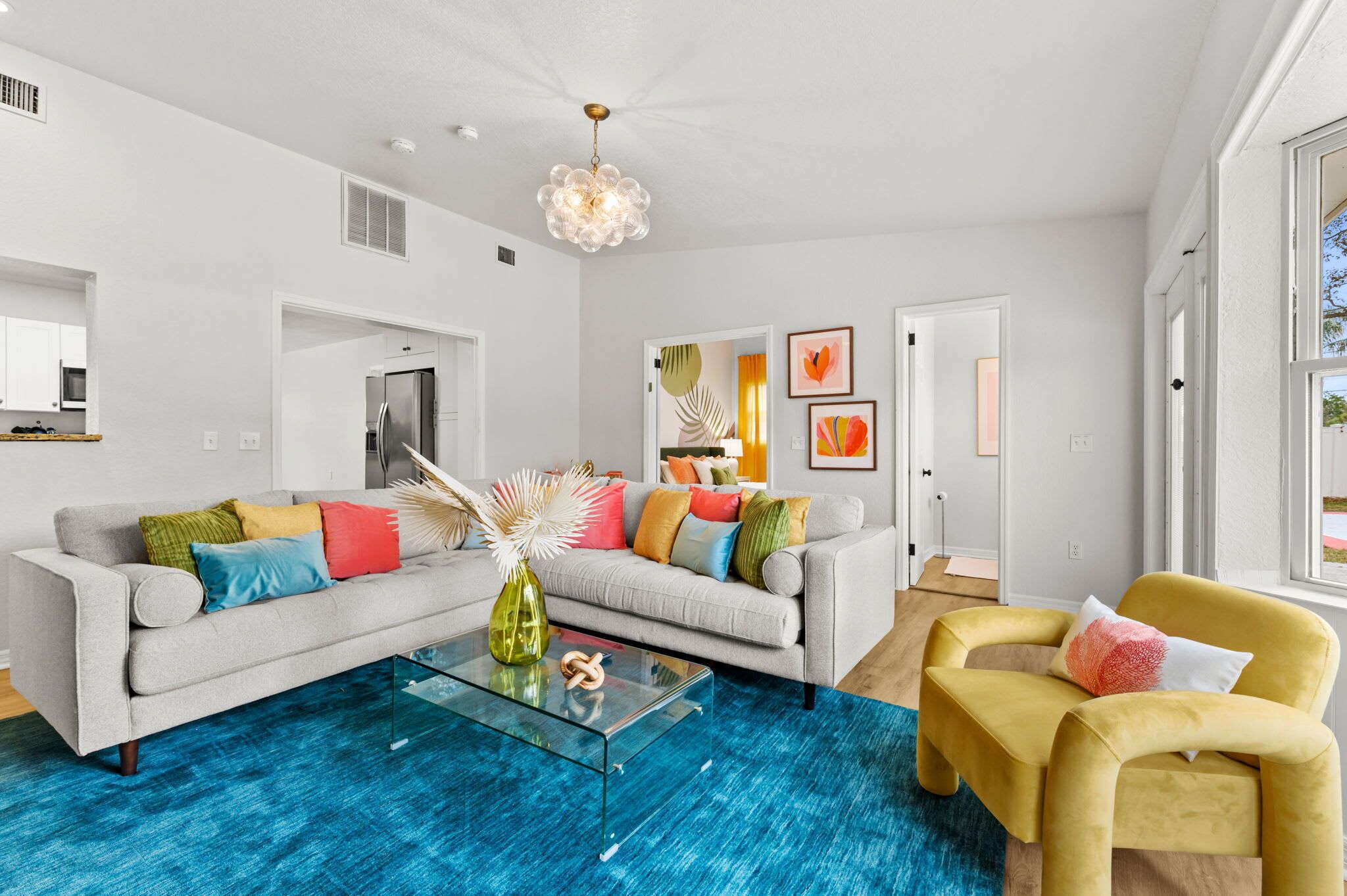 TV, fotballspill og kontorer