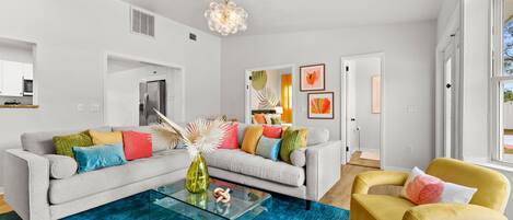 TV, fotballspill og kontorer