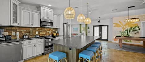 Een koelkast, een microgolfoven, een oven, een kookplaat